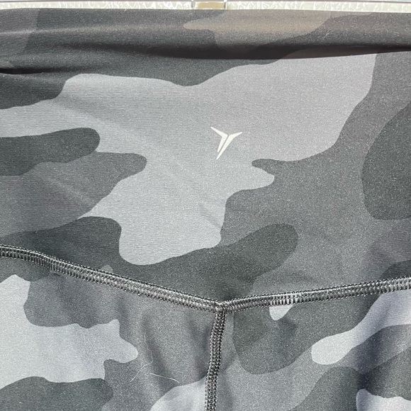 Old Navy Black and Gray Camouflage Leggings - Picture 6 of 6
